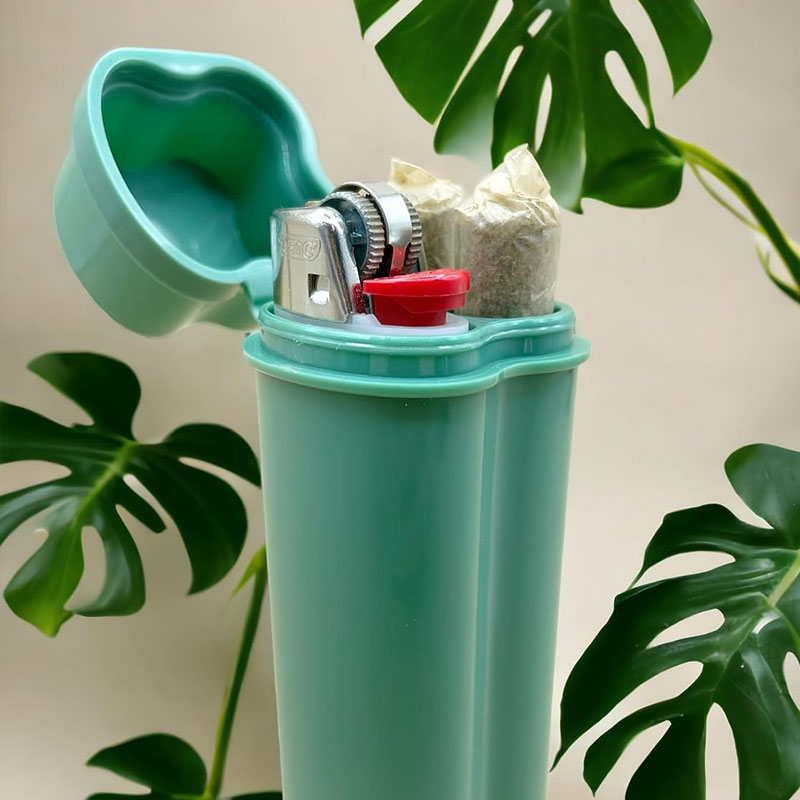 Ett enfackigt cigarettui med vikbar lock